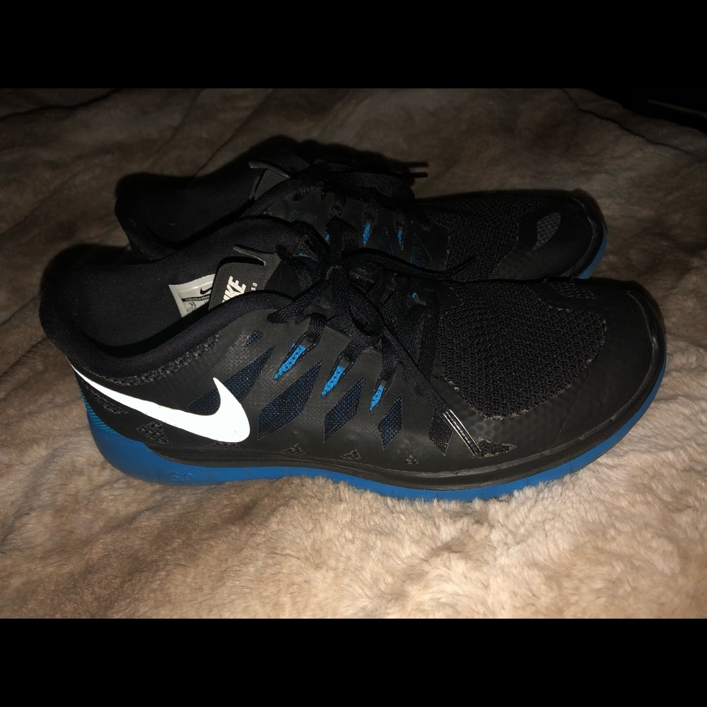 Black and blue nike free runs